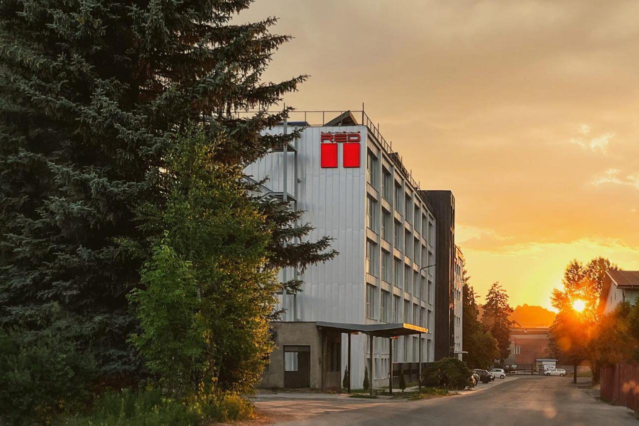 Hotel Double Red Cars Museum Brezno Exterior photo