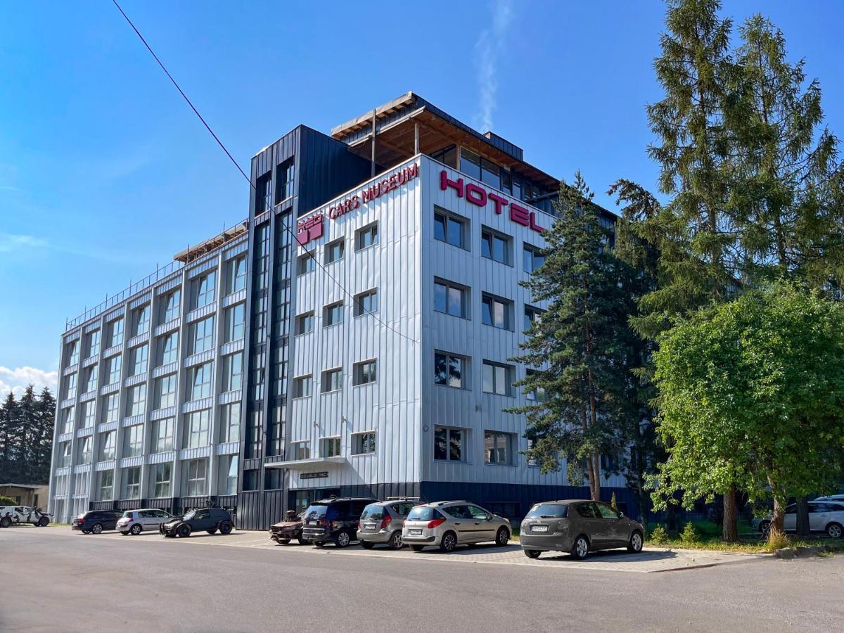 Hotel Double Red Cars Museum Brezno Exterior photo